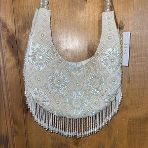 ✨👰🏼‍♀️💍 This. The Perfect Pearl Beaded Shoulder Bag!!  🥂🍾